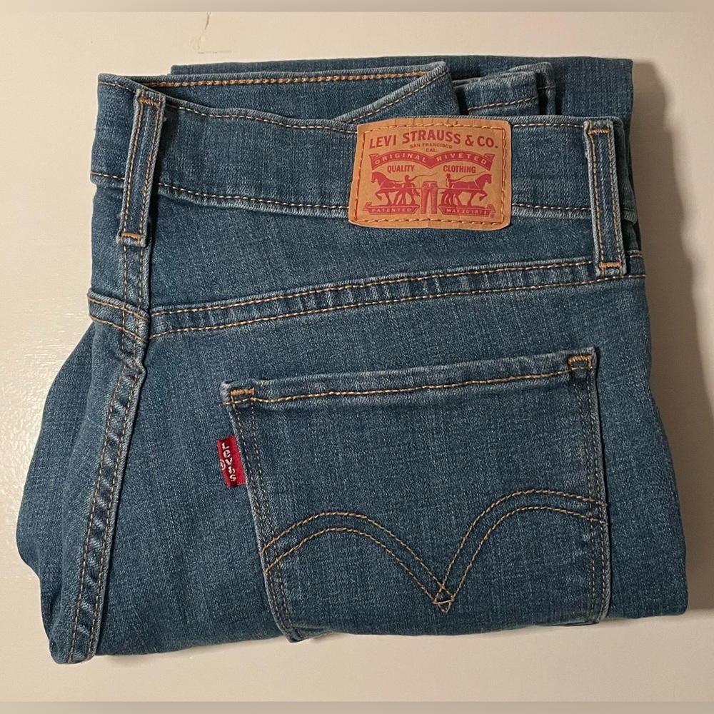 Levi's Classic Fit Women’s Jeans in Medium Wash - Picture 3 of 6